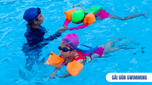 Giáo viên hướng hướng trẻ em học bơi ở Tân Phú